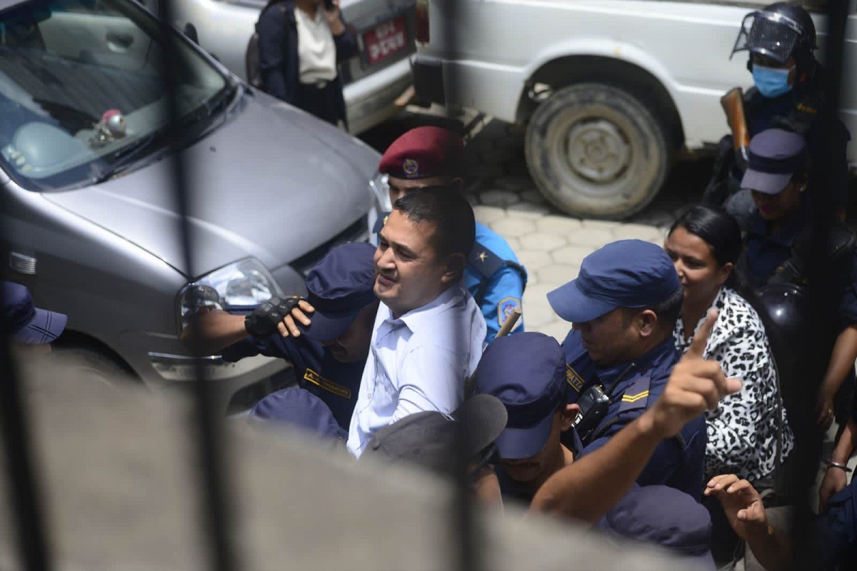 उपप्राध्यापक चलाउने पक्राउ